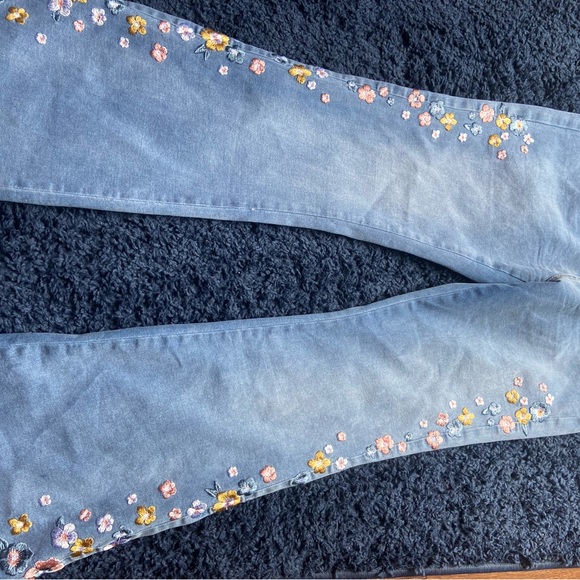 Floral Embroidered Women's Jeans - Picture 3 of 3